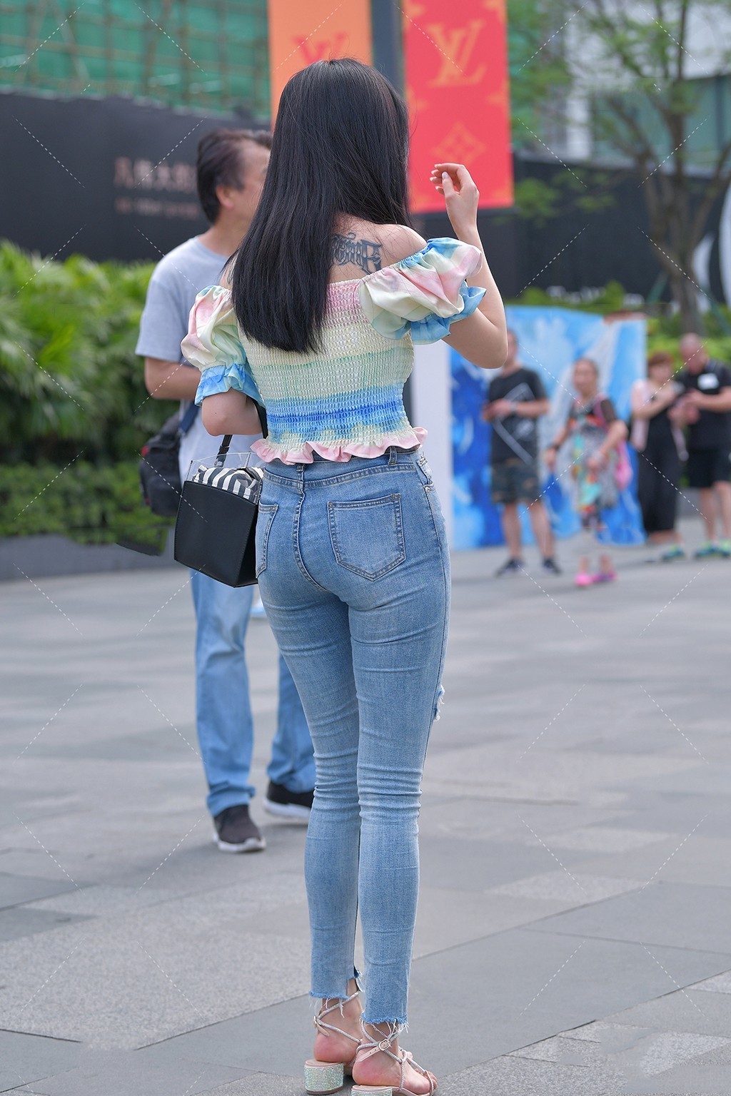 设计|谁不爱一字肩穿搭呢? “彩虹色+花朵形状”设计, 甜美又可爱!