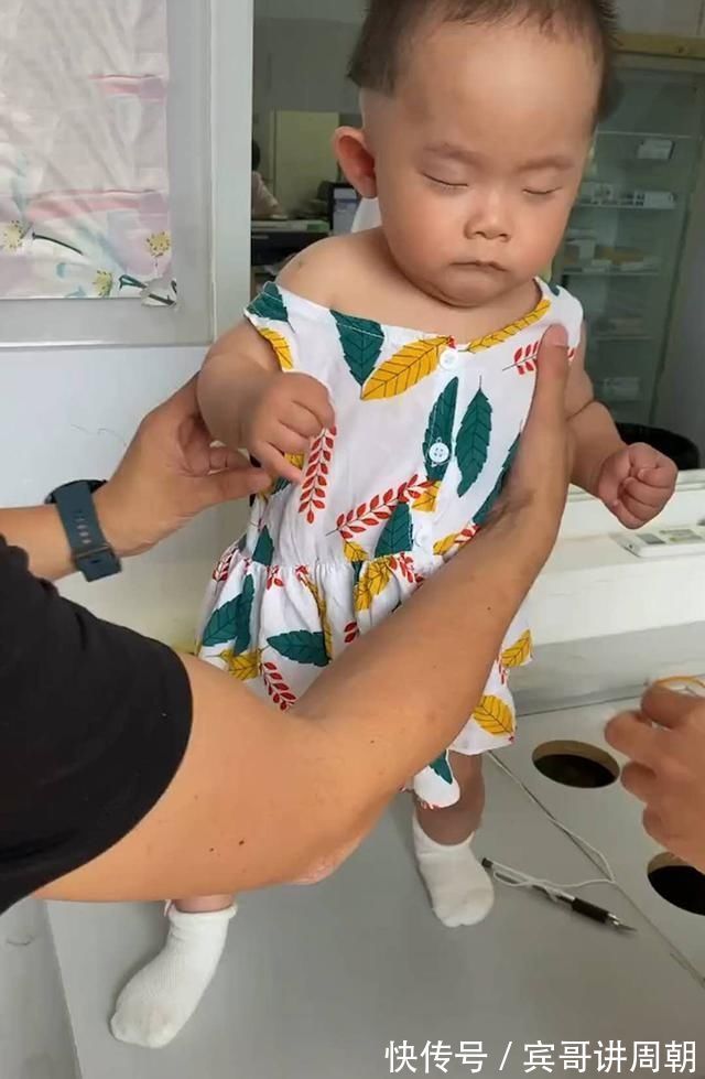 宝宝|爸爸带宝宝去打针,宝宝企图“装睡”蒙混过关,爸爸叫醒方式亮了