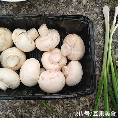 我奶奶教我的清炒白蘑菇的技巧，一定要加它才好吃