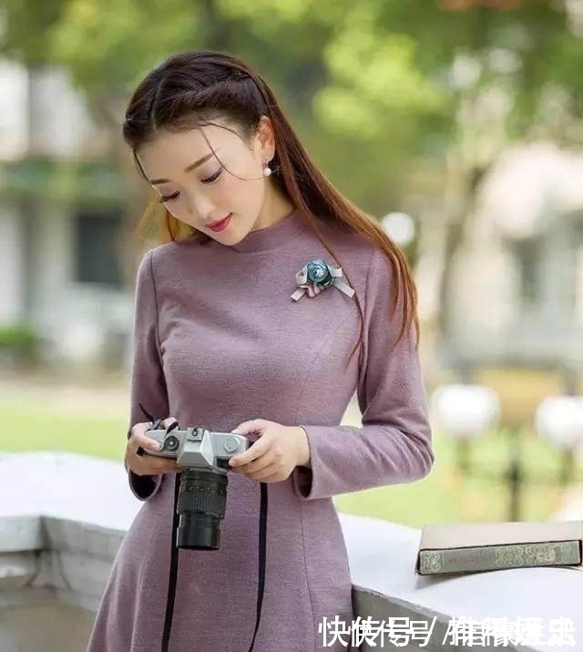 连衣裙|一条裸紫色的连衣裙，美女简直不要太性感！