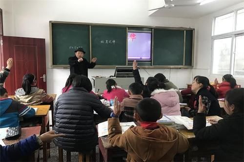 为什么中小学里男教师越来越少了 钱少事杂风险高