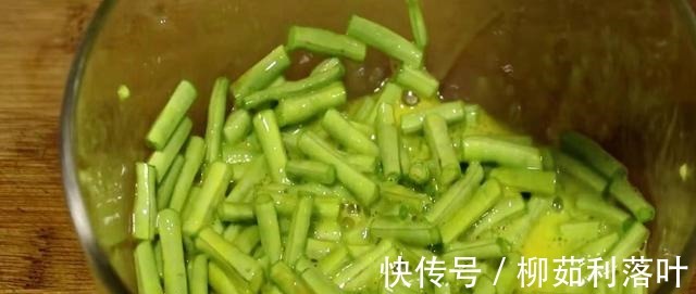 调味料|豇豆里打入1个鸡蛋，简单一做，开胃又下饭，比吃肉还香！