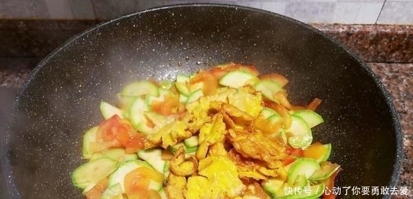 春末遇到此菜别手软,堪称植物“美白丸”,常吃晒黑的皮肤也白了