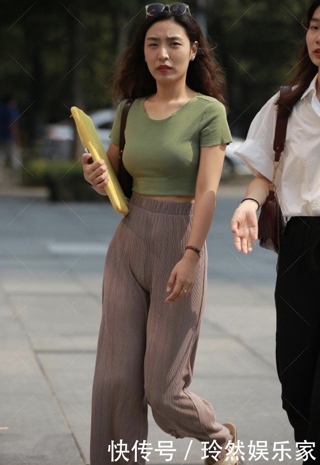 靓妹在衣摆处截一半,正好露出裤腰线,突显大长腿彰显时髦气质