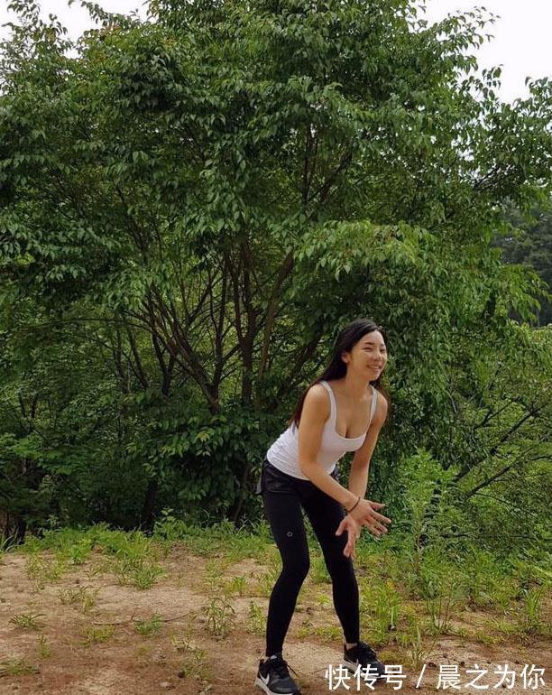 笑笑|热爱健身的姑娘喜欢阅读,到户外运动还带着一本书,身材好气质佳