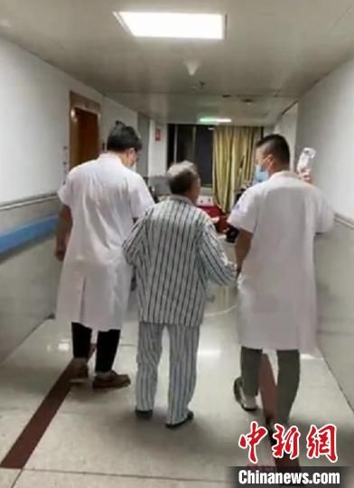 阿尔茨海默症|88岁阿尔茨海默症老人难入眠 两医生手牵手陪“遛弯”