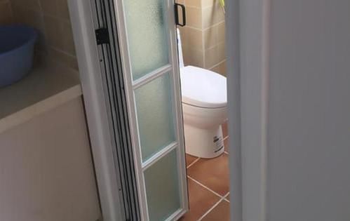 吊轨门|卫生间万万不要装平开门，有钱人都装这两种门代替，懊悔发觉晚了