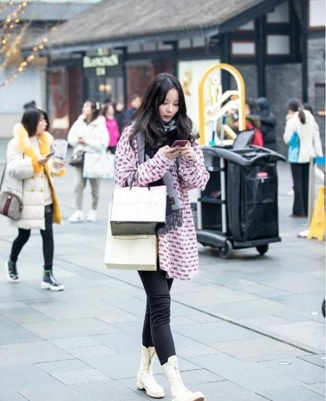  吸睛|街拍性感紧身打底裤小姐姐，凸显的身姿吸睛十足，如仙女一样性感