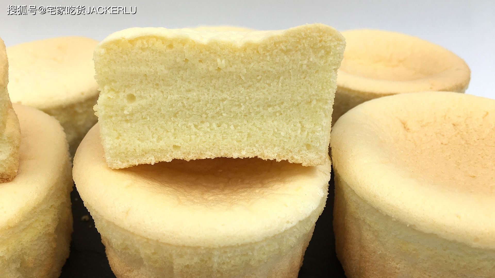 炼乳纸杯蛋糕，小巧可爱，奶香浓郁，口感细腻，制作简单，一次成功。