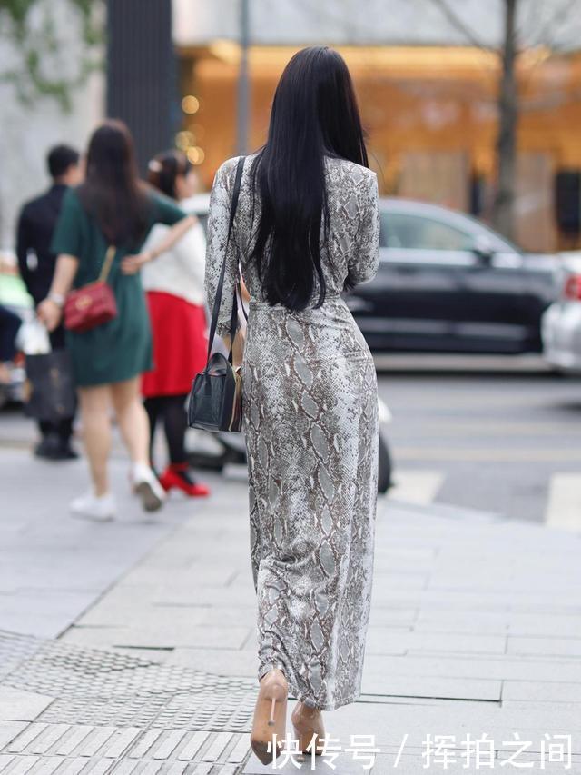 位美女|“蛇皮”连衣裙是种时尚,展现小姐姐的另类美,性感时尚又调皮