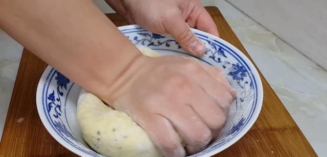 我家面粉就爱这样做,加4个鸡蛋,做法比麻花简单,比油条都好吃