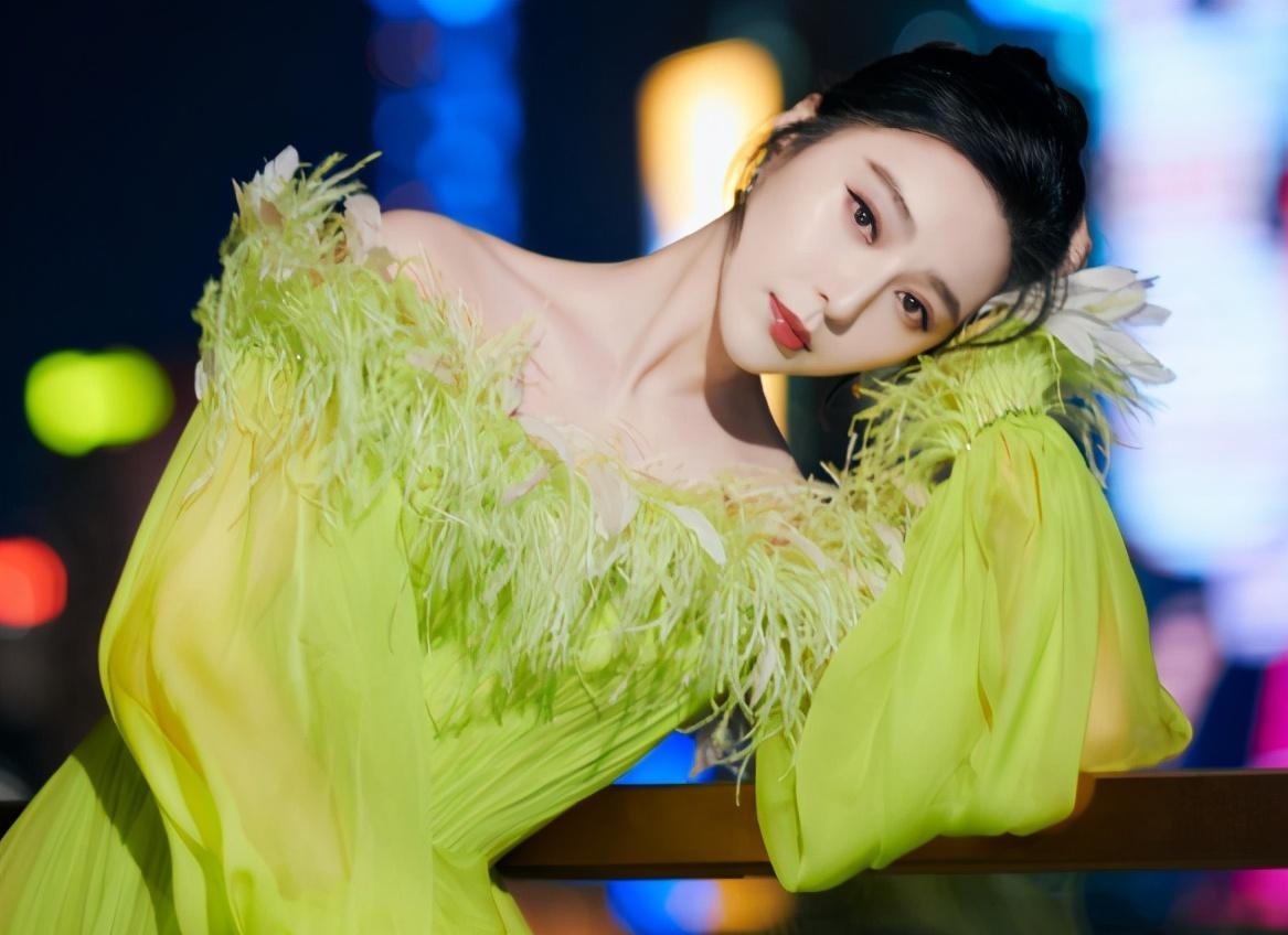 点名|白冰礼服惹争议,品牌方点名要求删除照片,不红真是原罪啊