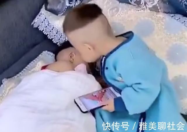 哥俩|弟弟看到哥哥睡着了，随后一个举动暖化人心，网友：所谓的哥俩好