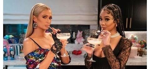 帕丽斯·希尔顿上演史上最浮夸真人秀！戴钻石手套做饭