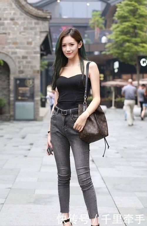 行头|街拍:美女就你这身行头出门,回头率老高了。