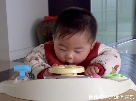 娃错|3岁娃错把502胶当眼药水滴眼睛,医生大赞母亲救了孩子的眼睛