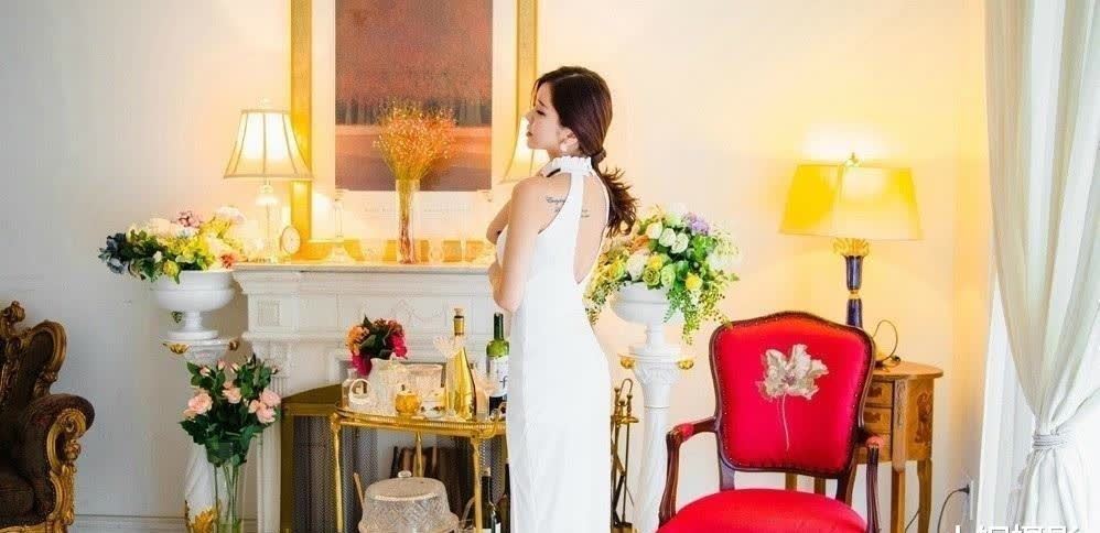 高跟鞋|白色开背无袖连衣裙搭配一双白色高跟鞋, 婀娜多姿, 引人目不转睛