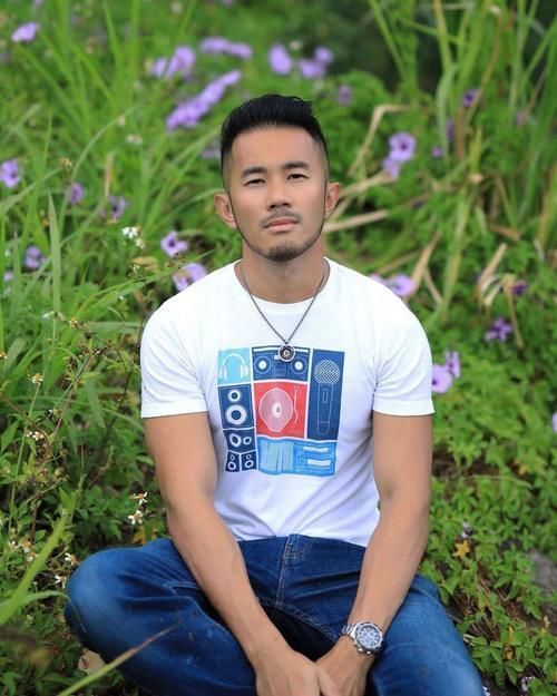 熟男风|胡子型男掀起熟男风,健身+运动塑造精壮的胸肌和质感的腹肌