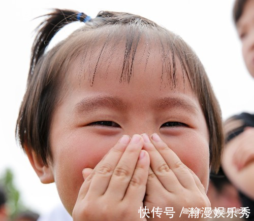 生双胞胎|30多对双胞胎相聚农村景区，还有一四胞胎，看看他们长得像么