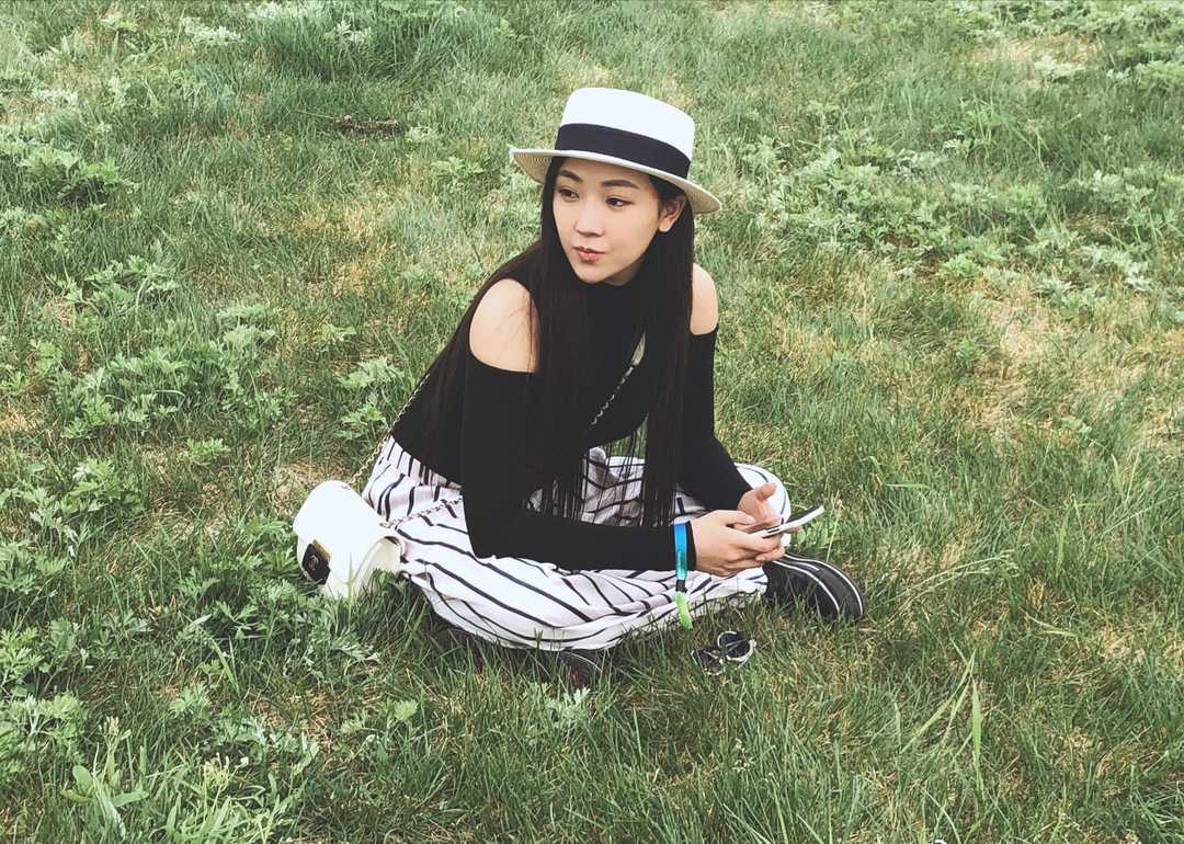 菅纫姿不愧是气质丽人,黑色露肩上衣配阔腿裤潇洒随性,舒适洋气