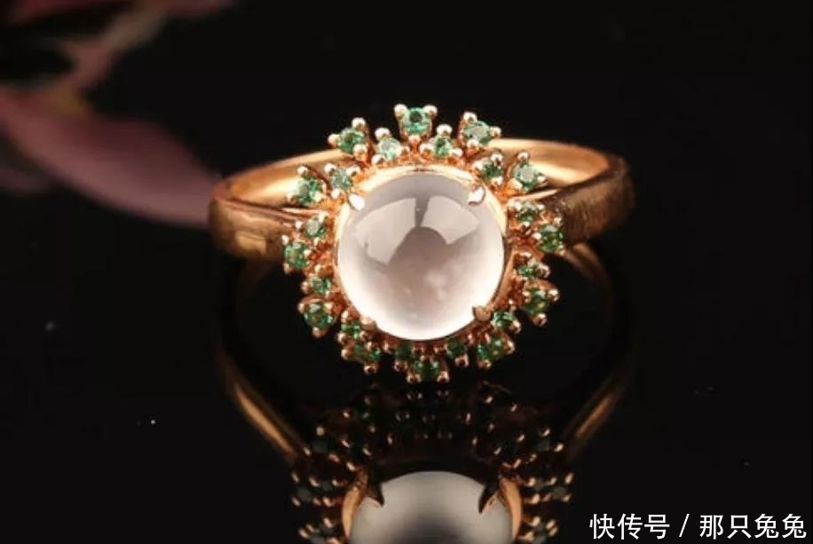 伟德bv1946官网-不同的钻戒镶嵌方式寓意有所不同象征了对美好情感的期盼