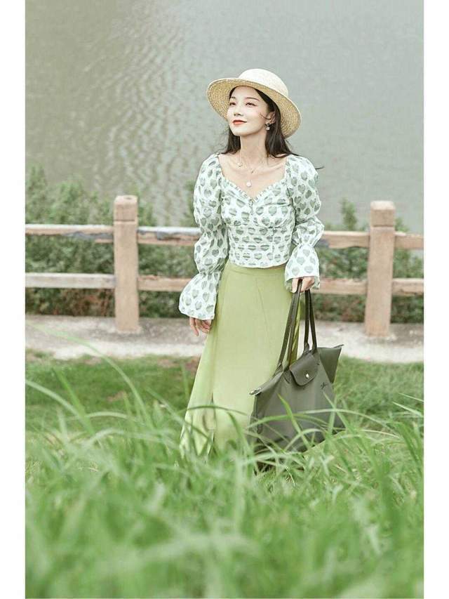 衬衫|半身裙在秋天依然风头不减，搭配泡泡袖衬衫，这才是“高级穿法”
