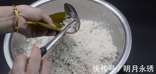 不会包粽子？小伙慢动作讲解，一卷一捏一盖，手法简单，一看就会