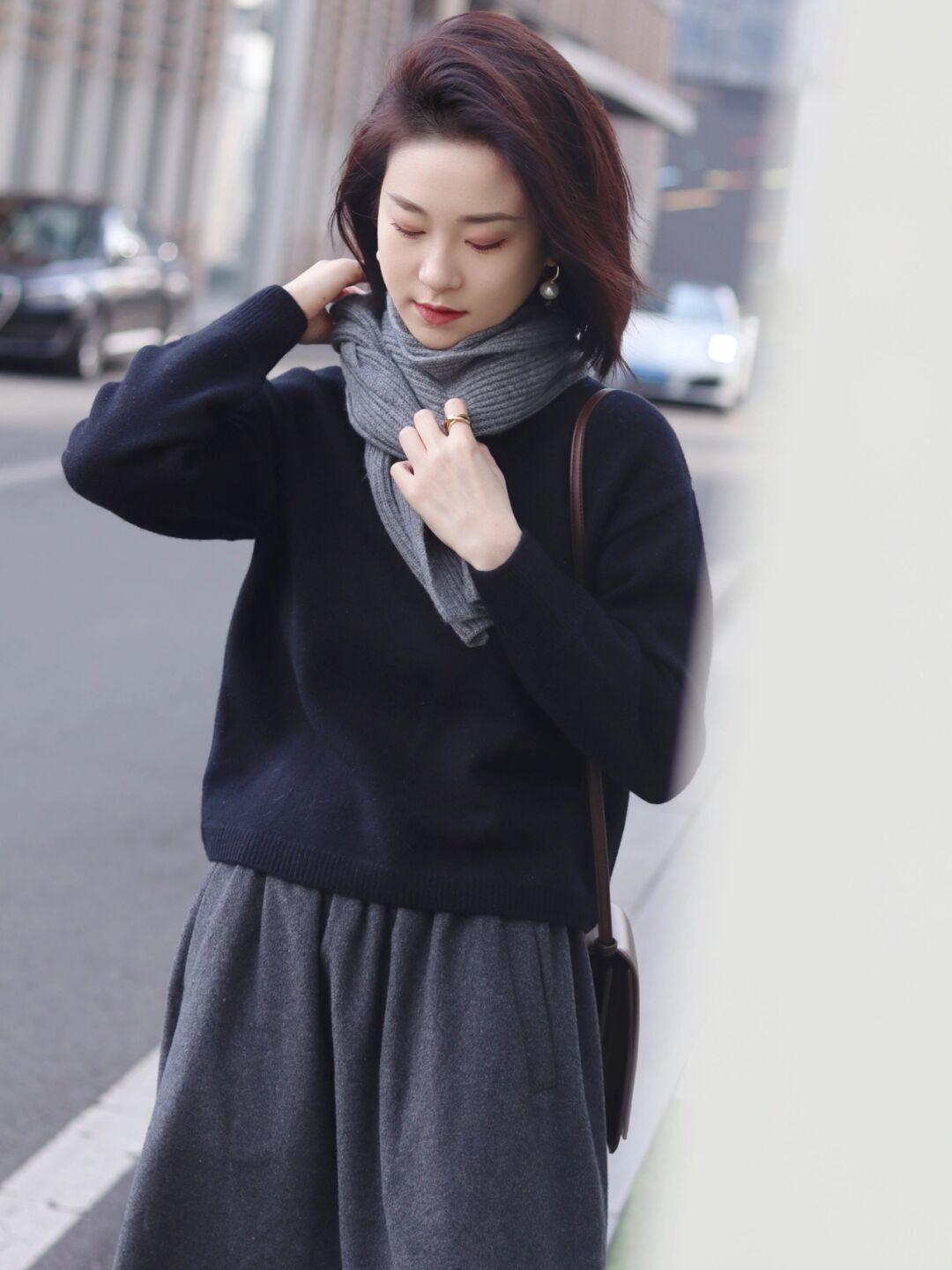 搭配 这才是冬季穿衣的典范,不刻意扮嫩,一件“毛衣”就足够