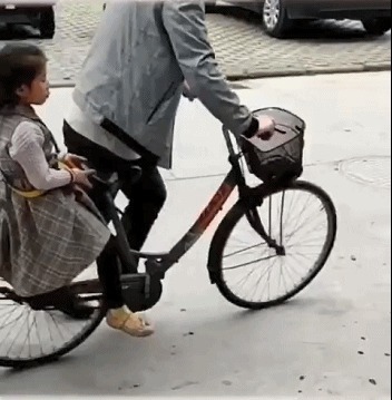 |搞笑GIF:美女这表情真是丰富啊,不去当演员亏了啊