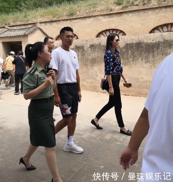 谢杏芳|林丹一家六口出游,夫妻俩表情淡漠,儿子已长到爸爸腰部