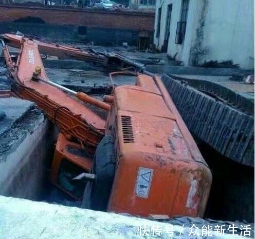 |搞笑图片幽默段子笑话:怎么开的挖掘机啊,都掉坑里去了,哈哈