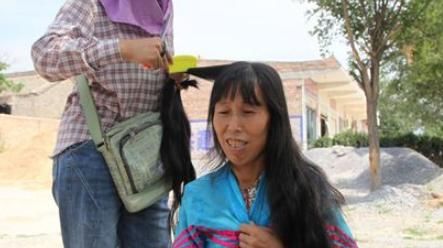 在农村有人专门收头发,他们都拿来干什么用?其中必有“猫腻”!