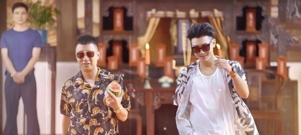 宋亞軒和范丞丞玩游戲時(shí),意外淋水素顏出鏡