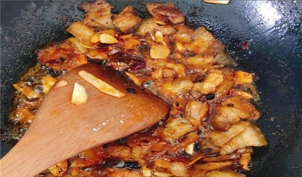 猪皮|大厨教你做正宗回锅肉，第1步就要掌握好，出锅香、辣、不油腻