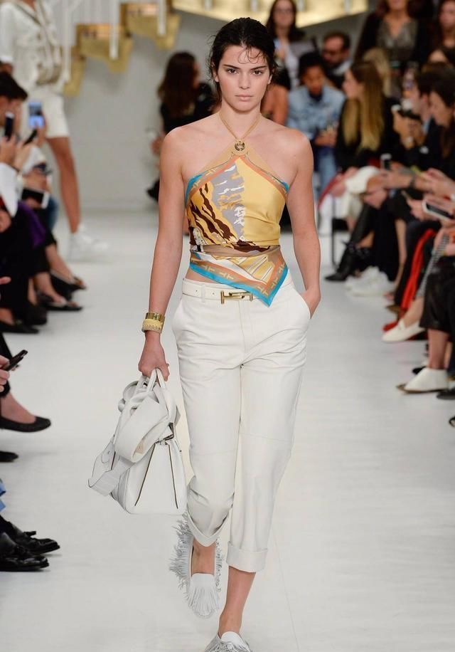 今年丝巾怎么搭配呢这四种个性又时髦的穿法,给你的穿搭加分