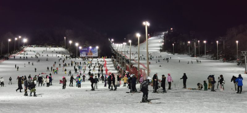 北京青年|壹现场丨元旦假期北京多家滑雪场日场票售罄 滑雪冬令营爆满