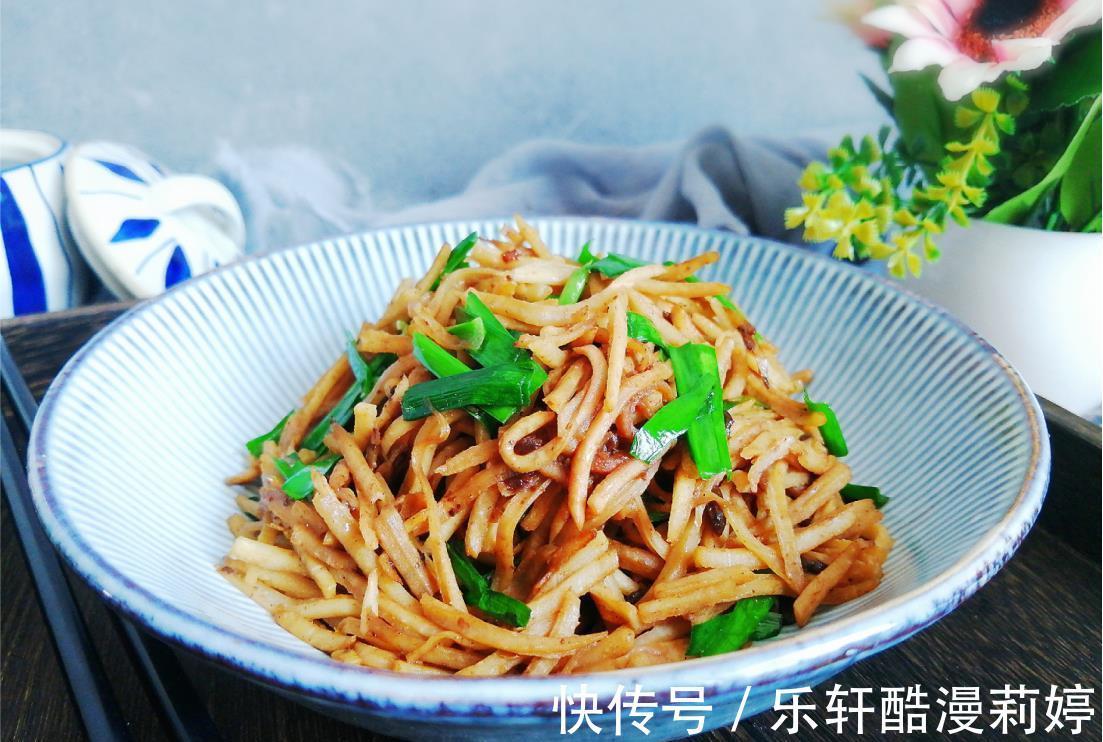 韭菜酱香芋头丝|九月,遇见这碱性蔬菜别手软,做法简单,营养极高,现在吃正当季