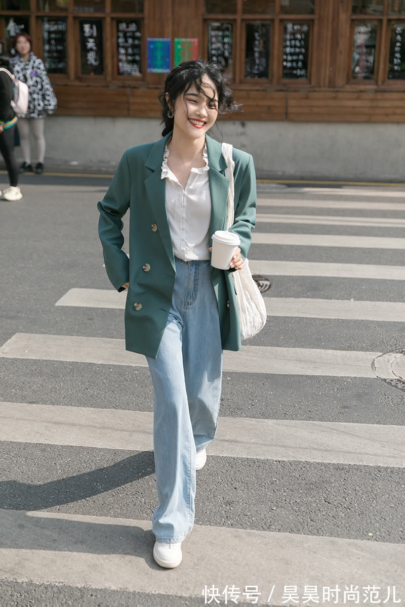 搭配 入秋后天气转凉,小个子女生的日常穿衣搭配,简单洋气轻松显高