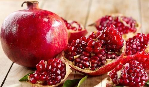 一个勺子|石榴上有小开关,勺子轻轻一敲,石榴籽自动脱落,一分钟剥一大盘