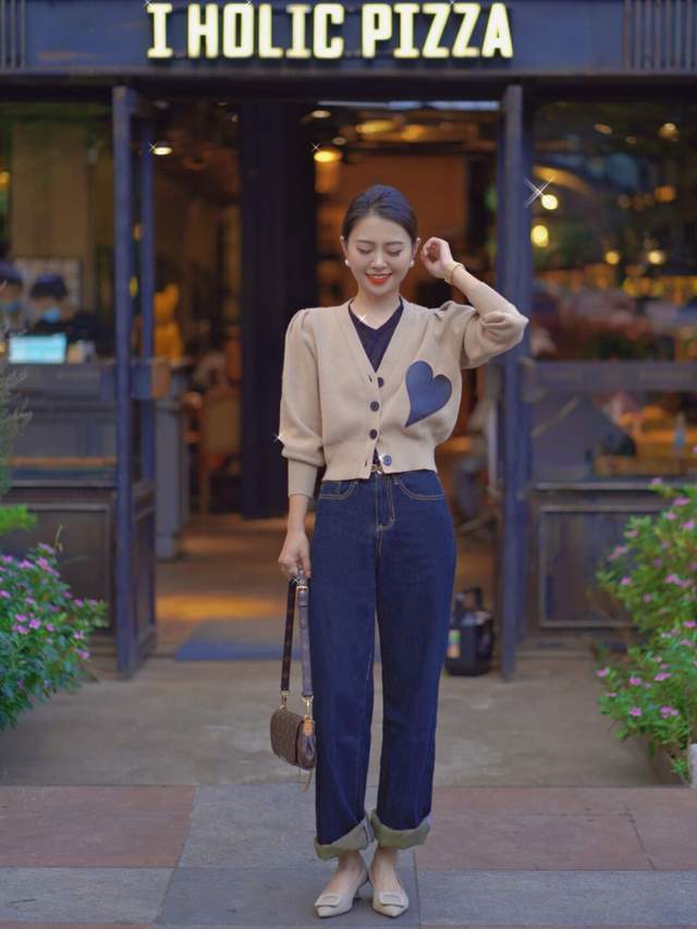 穿搭|秋季,西服怎么穿才好看?搭配上黑色针织衫和半身裙,高级又时髦