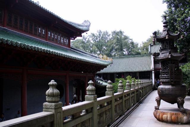 对出下联|女子上联为“洞中泉水流不尽”,三位才子对出下联,最服老和尚