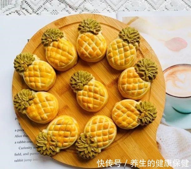 月儿圆，吃月饼，快来看看超萌小菠萝月饼