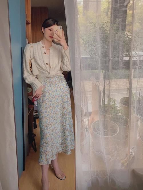 早春流行穿搭是这样的：针织衫+碎花半裙，时髦又优雅，你也试试
