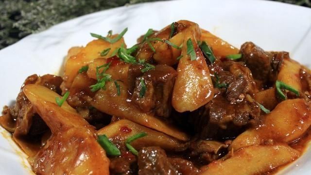 土豆炖牛肉这样做，牛肉不柴不腥膻，比饭店做的还好吃