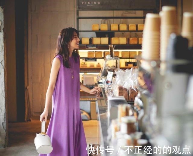 时装 具有成熟韵味的女人,很少穿“黑白灰”,而是用简单色系搭配时装