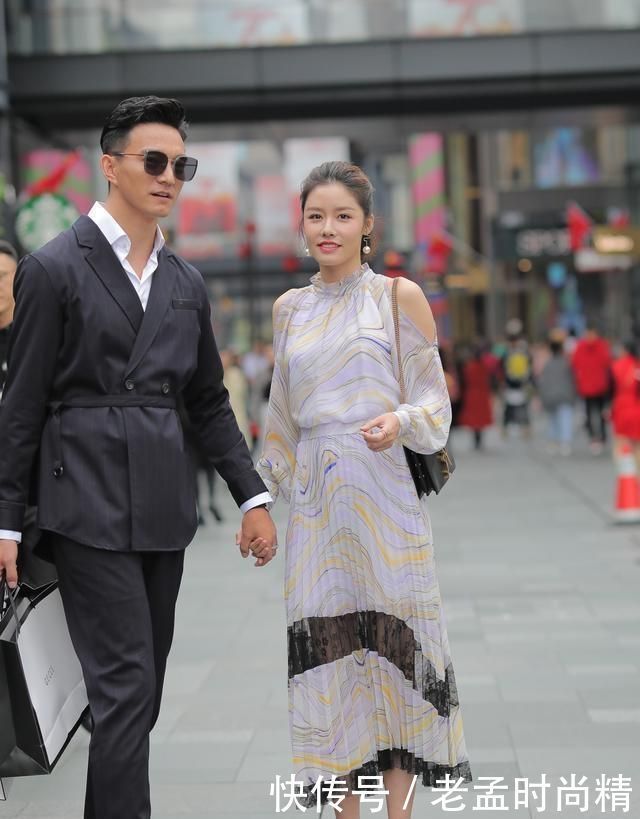 设计感满满的连衣裙, 凸显脖颈那迷人的小锁骨, 轻松变女神