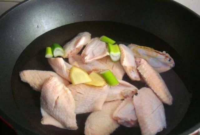 鸡翅这样做，比可乐鸡翅还好吃，色泽红亮，肉质细嫩，吃完还想吃