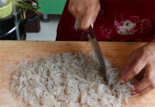 陕西|教你在家做陕西特色小吃滋卷,皮薄如纸,越吃越香,做法超简单