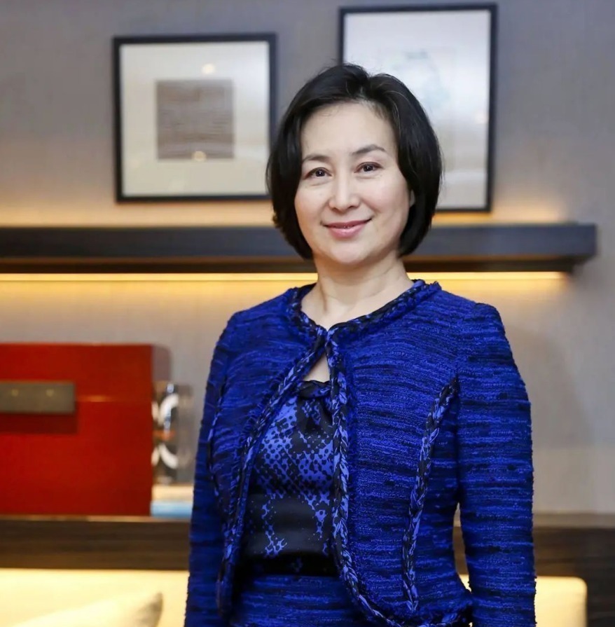 发型 女人如果还没到60岁,这3款“大妈发型”尽量别留,会显老很多