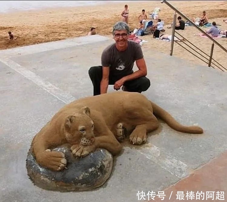 他创作出超写实的沙雕动物,一头用沙子堆成的公牛,引起轰动
